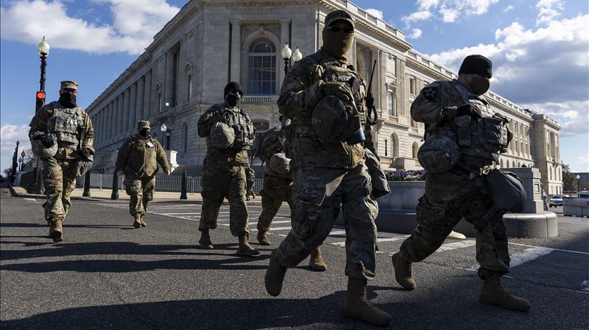 Joe Biden será empossado numa Washington deserta e fortemente vigiada