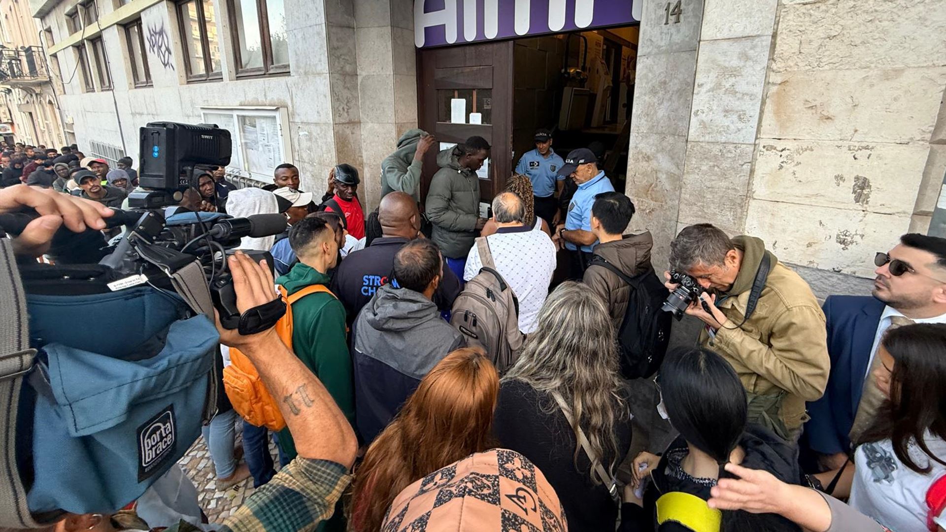 Lisboa. Dezenas de imigrantes passam novamente noite à porta da AIMA