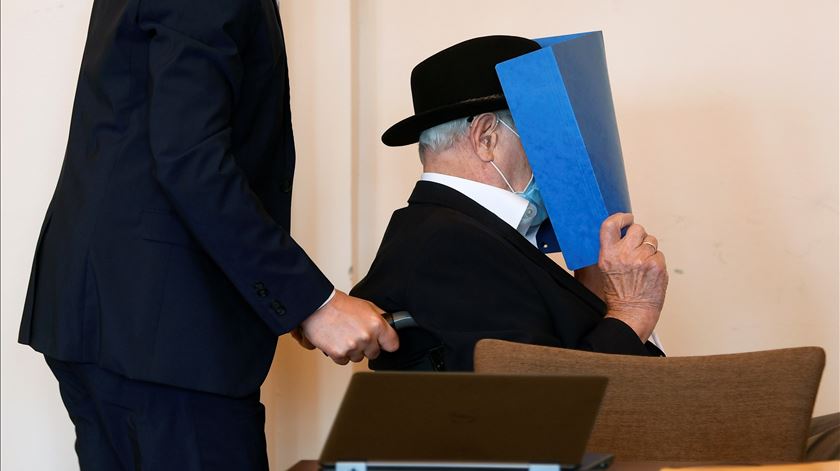 Bruno Dey, um ex-guarda de um campo de concentração nazi, durante o julgamento. Foto: Fabian Bimmer/Reuters