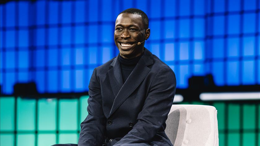 Khaby Lame, o tiktoker comediante que não abre a boca, veio a Lisboa pedir criatividade contra a IA