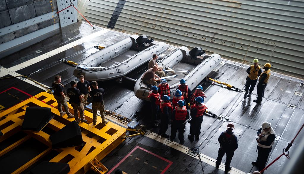 Militares da Marinha norte-americana a preparar o resgate da nave Órion no convés do navio de transporte USS Johan P. Murtha. Foto: NASA Militares da Marinha norte-americana a preparar o resgate da nave Órion no convés do navio de transporte USS Johan P. Murtha. Foto: NASA