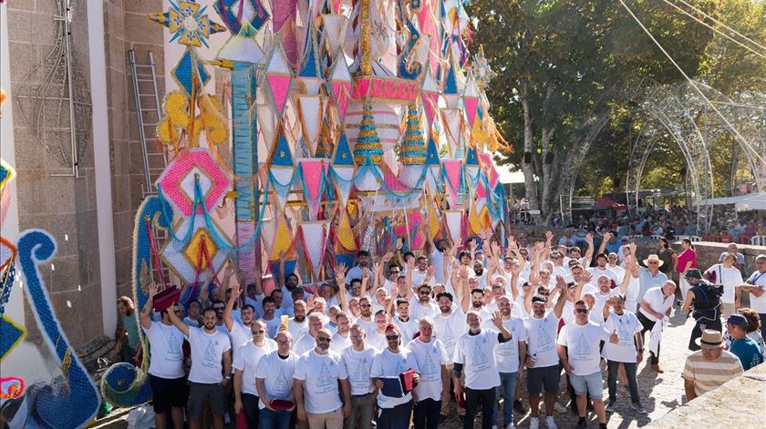 Tem 23 metros de altura e pesa três toneladas: Andor da Senhora da Pena é agora Património Cultural Imaterial
