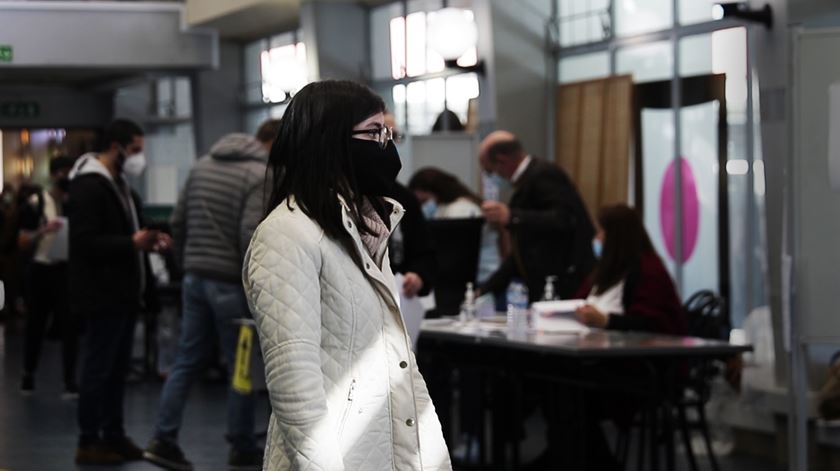 PSD critica "falhas injustificáveis" e "excesso de exposição ao contágio" no voto antecipado PSD critica "falhas injustificáveis" e "excesso de exposição ao contágio" no voto antecipado