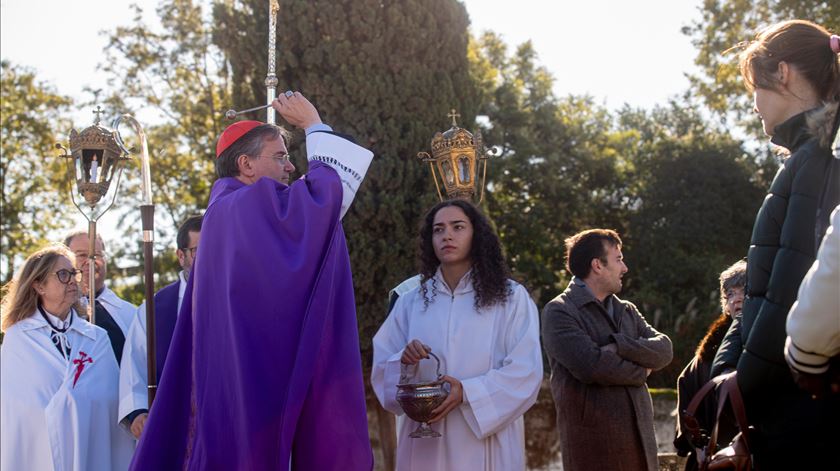 D. Américo Aguiar reza no cemitério de Alhos Vedros após profanação e pede perdão para autores do ato “violento e desumano”. Foto: Ricardo Perna/Diocese de Setúbal