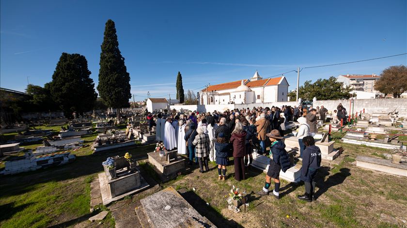 D. Américo Aguiar reza no cemitério de Alhos Vedros após profanação e pede perdão para autores do ato “violento e desumano”. Foto: Ricardo Perna/Diocese de Setúbal