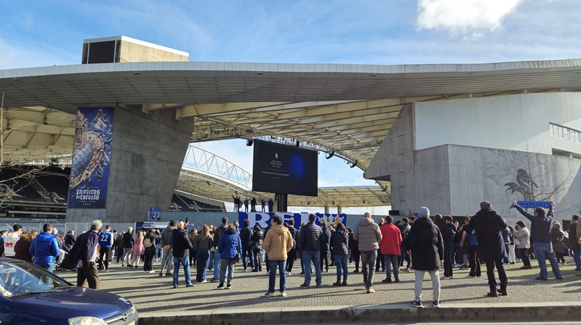Adeptos do FC Porto prestam homenagem a Pinto da Costa no Dragão Foto: Inês Braga Sampaio/RR