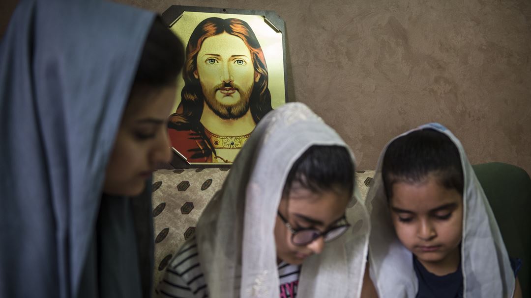 Cairo, Egito. Uma família egípcia lê a Bíblia em casa. O Governo decretou duas semanas de isolamento no país, desde 25 de março. Foto: Mohamed Hossam/EPA Cairo, Egito. Uma família egípcia lê a Bíblia em casa. O Governo decretou duas semanas de isolamento no país, desde 25 de março. Foto: Mohamed Hossam/EPA