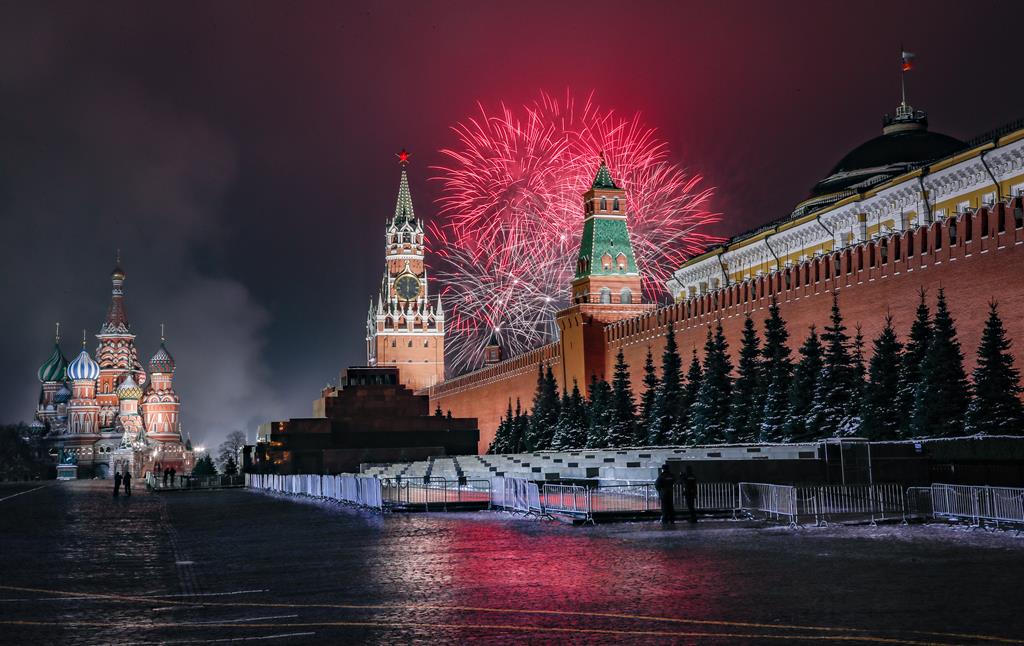 Fogo de artifício ilumina a Praça Vermelha em Moscovo, na Rússia. Foto: Yuri Kochetkov/EPA Fogo de artifício ilumina a Praça Vermelha em Moscovo, na Rússia. Foto: Yuri Kochetkov/EPA
