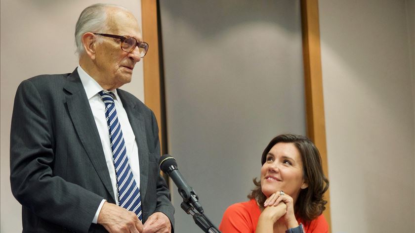 Cristas enaltece "coerência e fidelidade" de Adriano Moreira aos valores que defendia