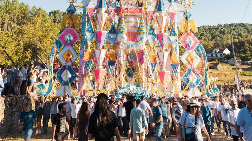 Tem 23 metros de altura e pesa três toneladas: Andor da Senhora da Pena é agora Património Cultural Imaterial. Foto: Redes sociais