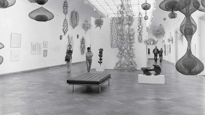 Exposição Ruth Asawa: A Retrospective View, no San Francisco Museum of Art, em 1973. Foto: Laurence Cuneo