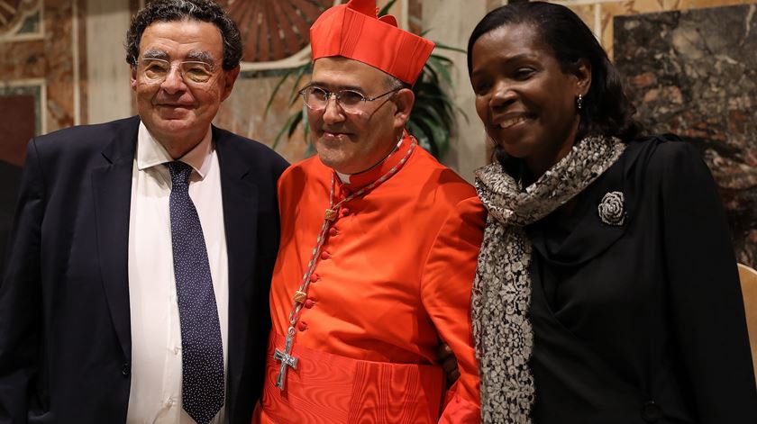 D. José Tolentino Mendonça, acompanhado da ministra da Justiça, Francisca Van Dunem, e do advogado Eduardo Paz Ferreira, após o consistório em que se fez cardeal. Foto: Agência ECCLESIA/Arlindo Homem