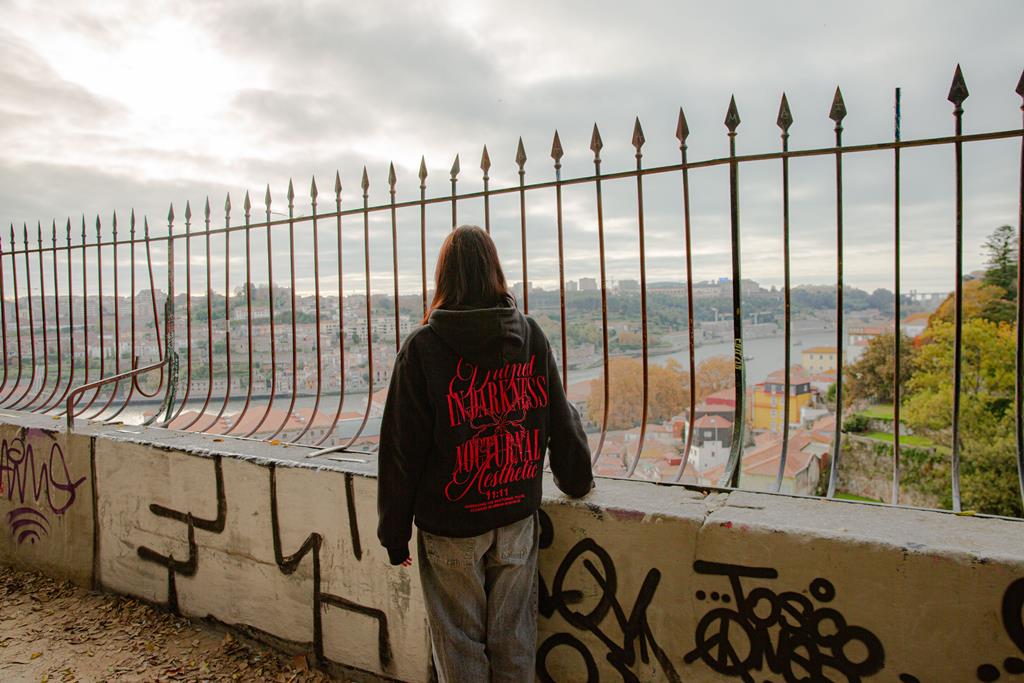 Jovens cuidadores em Portugal. Uma realidade sem nome, sem números e cheia de “feridas abertas”
