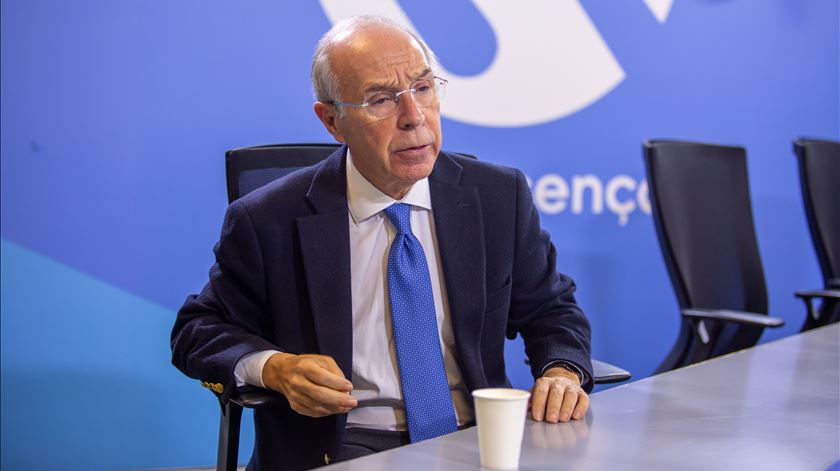 Marques Mendes desafia almirante: "Não chega atirar a pedra e esconder a mão" Marques Mendes desafia almirante: "Não chega atirar a pedra e esconder a mão"