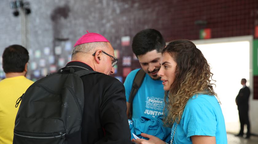 Maria Henriques e Afonso fizeram questão de tirar uma fotografia com o Patriarca de Lisboa. Foto: Lara Castro