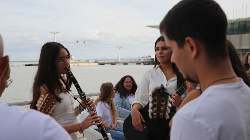 Da Madeira vieram 27 jovens que juntaram dinheiro para vir atuar no Festival da Canção. Foto: Lara Castro