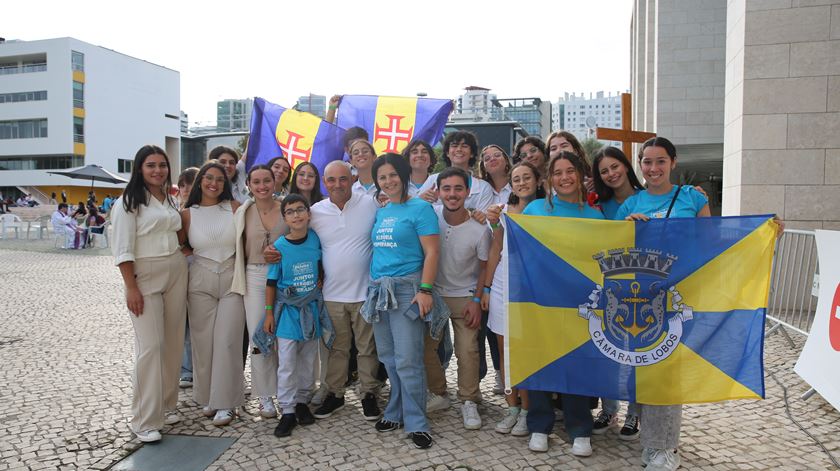 Da Madeira vieram 27 jovens que juntaram dinheiro para vir atuar no Festival da Canção. Foto: Lara Castro