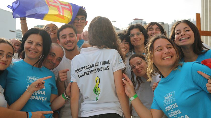 Da Madeira vieram 27 jovens que juntaram dinheiro para vir atuar no Festival da Canção. Foto: Lara Castro