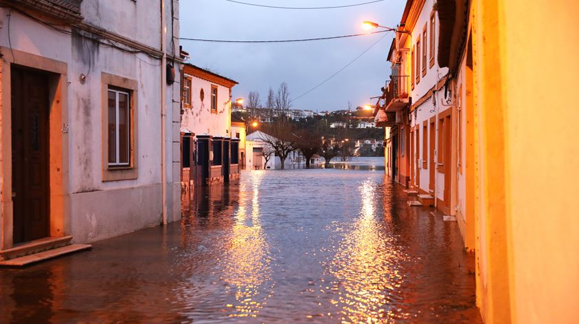 Em Abrantes, as cheias trazem traumas do passado. "Vou fugir. A água pode chegar até ao primeiro andar"