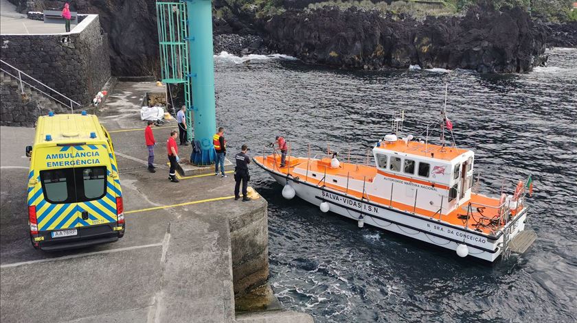 Veleiro francês encalha no Faial. Tripulante resgatado com sinais de exaustão