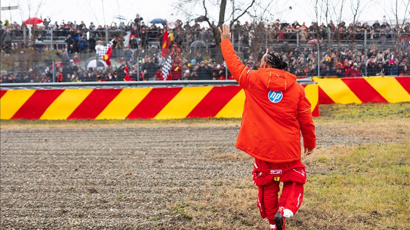 "Inspirador". Veja as imagens da primeira vez de Lewis Hamilton na Ferrari