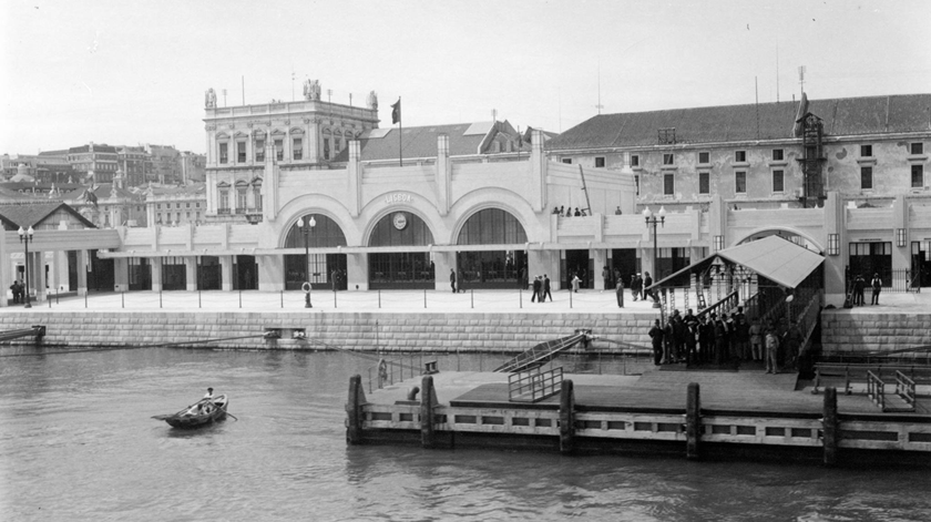 Vista Sul da Frente Ribeirinha da Estação Sul e Sueste, 1932, da autoria de Eduardo Portugal. Foto: Associação  de Turismo de Lisboa