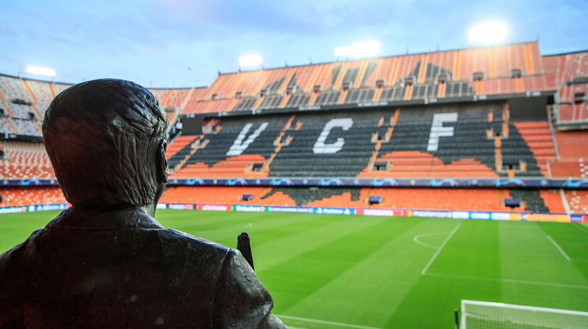 Estátua de adepto no estádio Mestalla. Foto: Valencia CF