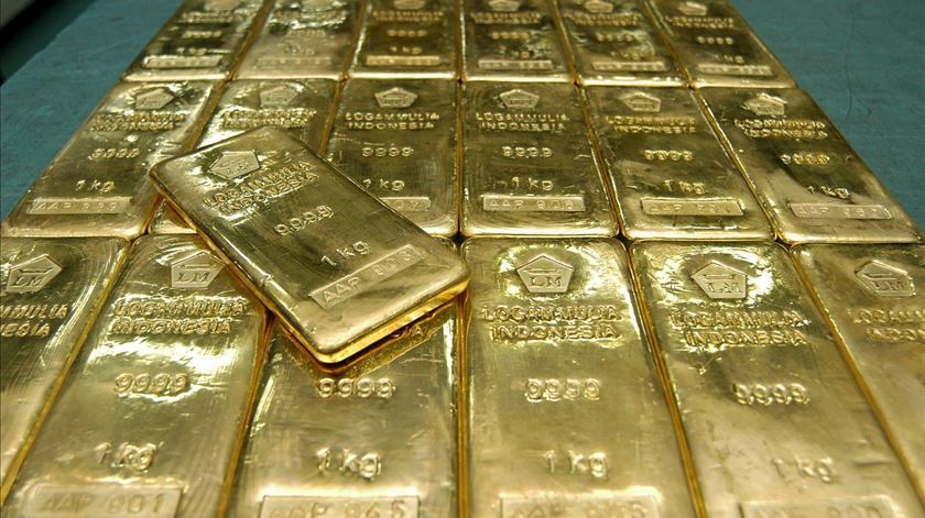 Ouro atinge novo máximo histórico acima dos 2.890 dólares