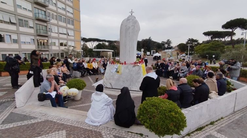 Papa não celebra o aniversário da eleição mas peregrinos russos rezam no Gemelli. Foto: L’agenzia di informazione della Conferenza Episcopale Italiana SIR