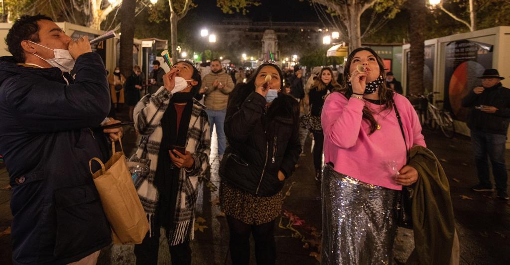 Pessoas celebram a chegada do novo ano na Plaza Nueva, Sevilha, Espanha. Foto: Jose Manuel Vidal/EPA Pessoas celebram a chegada do novo ano na Plaza Nueva, Sevilha, Espanha. Foto: Jose Manuel Vidal/EPA