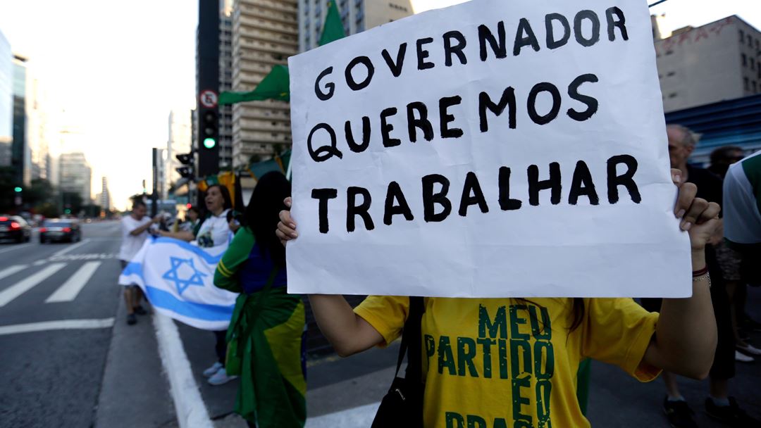 São Paulo, Brasil. Um grupo de brasileiros manifesta-se contra as medidas de contingência decretadas pelo governador de São Paulo, João Doria, este domingo. Foto: Fernando Bizerra/EPA São Paulo, Brasil. Um grupo de brasileiros manifesta-se contra as medidas de contingência decretadas pelo governador de São Paulo, João Doria, este domingo. Foto: Fernando Bizerra/EPA
