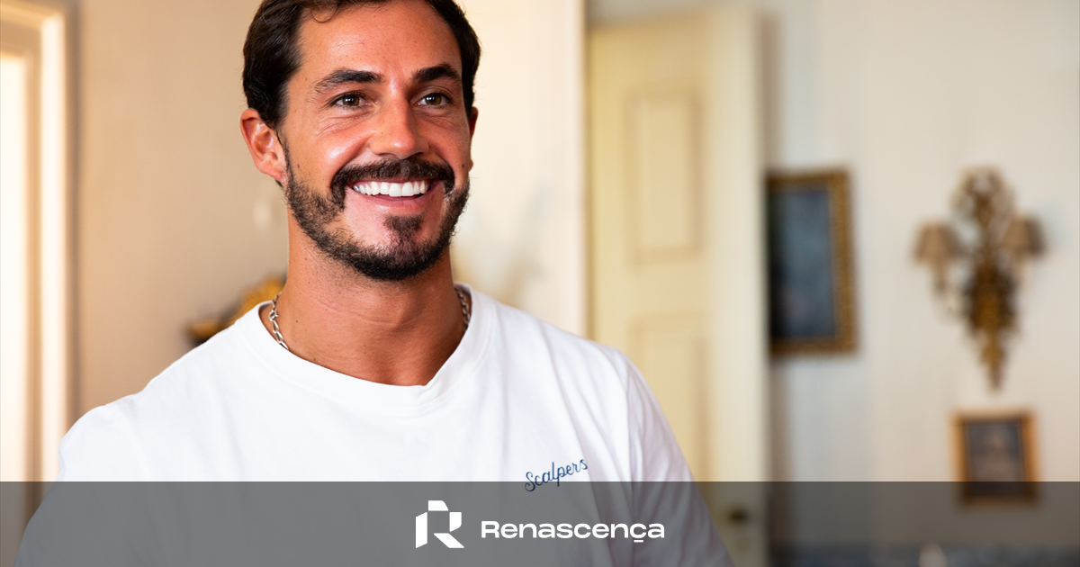 A poesia nos “intervalos da vida” de Francisco Guimarães apontada no telemóvel e em cadernos