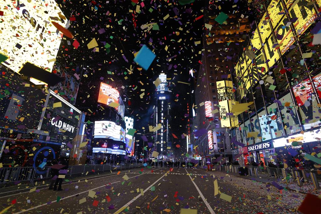 A polícia de Nova Iorque vigia uma praça de Times Square praticamente vazia, após a tradicional festa de ano novo, no local. Foto: Jason Szenes/EPA A polícia de Nova Iorque vigia uma praça de Times Square praticamente vazia, após a tradicional festa de ano novo, no local. Foto: Jason Szenes/EPA