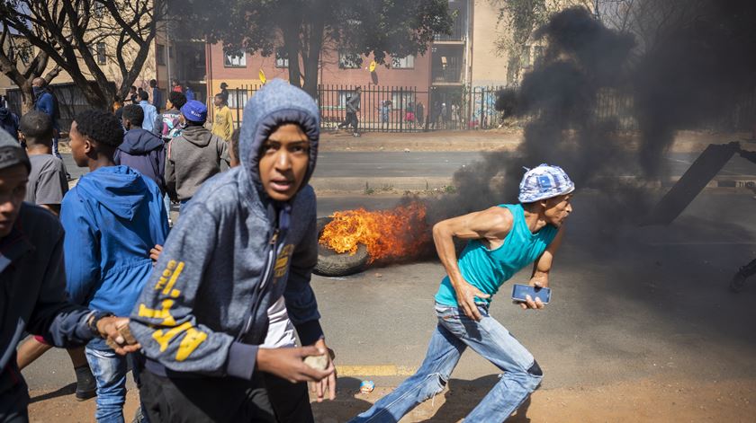 Protestos na África do Sul após adolescente com deficiência ter sido morto pela polícia. Foto: Kim Ludbrook/EPA