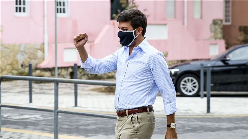 Francisco Rodrigues dos Santos disse ser o primeiro deputado que foi até ao grupo que se encontra “acampado”, mas afirma que “o grupo é apartidário”. Foto arquivo: Nuno Fox/Lusa 