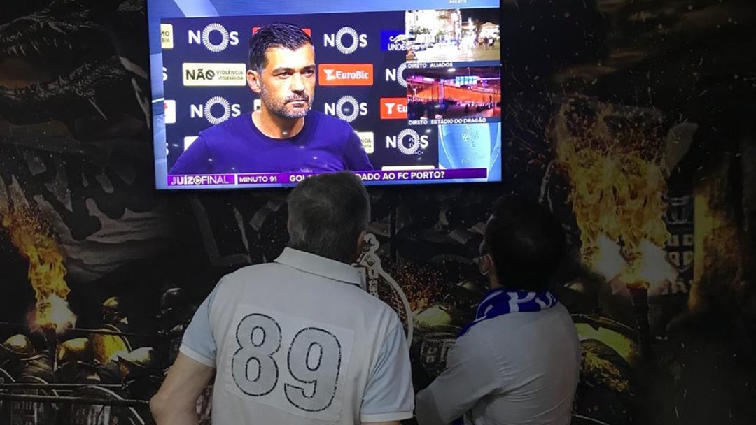 A casa do FC Porto em Lisboa esteve fechada, com apenas uma mão cheia de adeptos no interior. Foto: Tiago Palma/RR