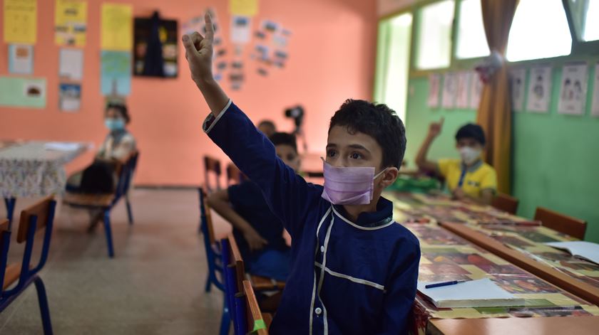 Na Madeira, o uso de máscara na escola é obrigatório para as crianças a partir dos seis anos; no continente e Açores só a partir do 5.º ano. Foto: EPA