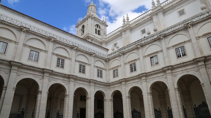 Padre de Lisboa afastado de funções por mensagens "inapropriadas"