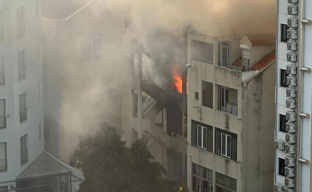 Veja o vídeo. Incêndio deflagra em prédio perto do Campo Pequeno em Lisboa Veja o vídeo. Incêndio deflagra em prédio perto do Campo Pequeno em Lisboa