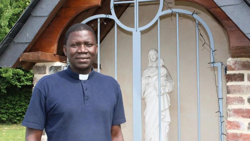 O que faz um padre no meio de violência sobre católicos? "Tem de ser corajoso, é ser uma luz para muita gente"