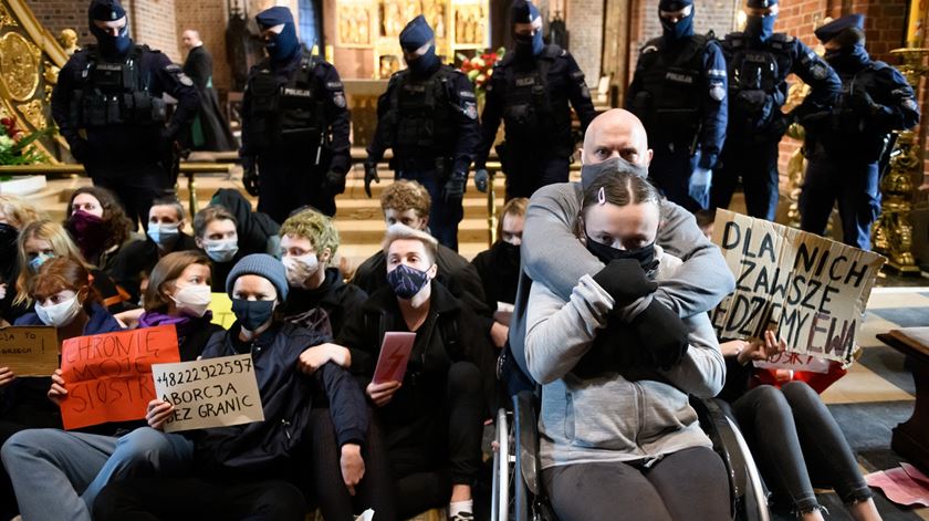 Protestos contra as restrições ao aborto na Polónia. Manifestantes invadiram igrejas. Foto: Jakub Kaczmarczyjk/EPA