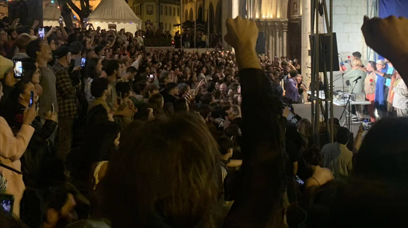Centenas juntaram-se no Largo do Carmo para cantar Abril