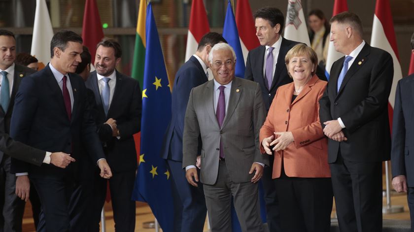 António Costa, junto aos homólogos Leo Varadkar (Irlanda), Pedro Sánchez (Espanha), Xavier Bettel (Luxemburgo), Angela Merkel (Alemanha) e do Presidente romeno Klaus Iohannis, no Conselho Europeu. Foto: EPA/Olivier Hoslet