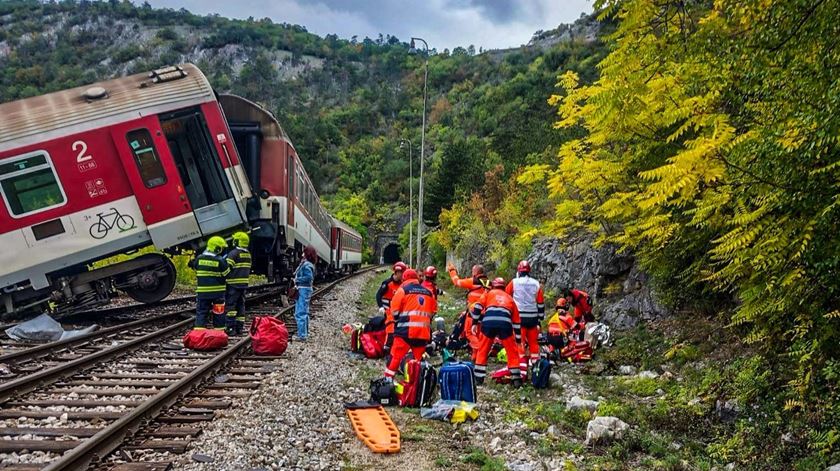 Comboios colidem na Eslováquia. Há pelo menos 66 feridos
