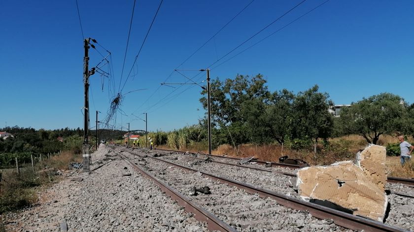 Alfa pendular descarrila em Soure Foto: João Henriques - cortesia Diário de Coimbra