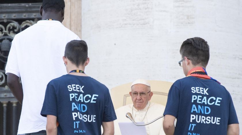 Acólitos em peregrinação internacional a Roma. Foto: Claudio Peri/EPA