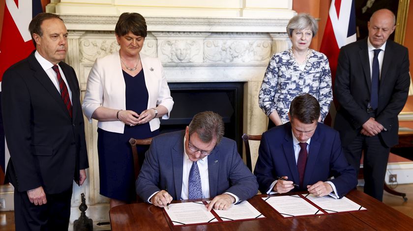 O Partido Unionista apoia o Governo e poderá facilitar uma extensão de um ano para o Brexit. Foto: Stringer/EPA