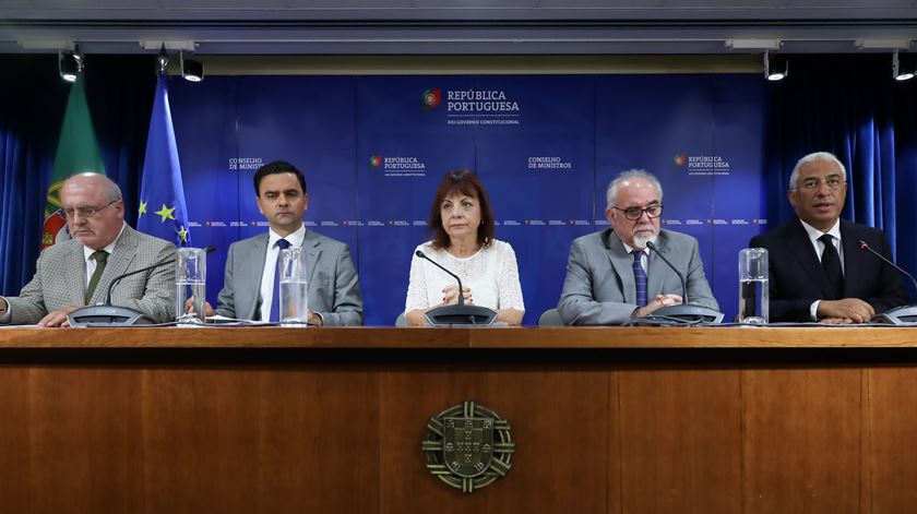 António Costa com os ministros da Agricultura, Capoulas Santos, do Planeamento, Pedro Marques, da Presidência e da Modernização Administrativa, Maria Manuel Leitão Marques, e do Trabalho, Solidariedade e Segurança Social, José Vieira da Silva. Foto: António Cotrim/Lusa