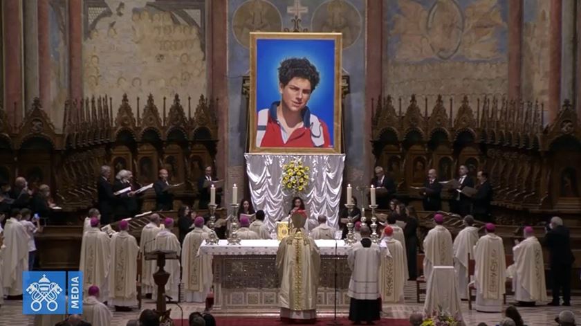 Beatificação de Carlo Acutis, na Basílica superior de São Francisco, em Assis, Itália. Foto: Captura de ecrã Vatican News Beatificação de Carlo Acutis, na Basílica superior de São Francisco, em Assis, Itália. Foto: Captura de ecrã Vatican News