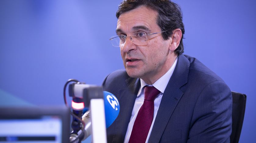 Negociações com médicos. Adalberto Campos Fernandes defende pausa contra “meias soluções”
